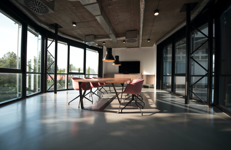 Dynamic lighting plays a decisive role in creating workspaces with more human-friendly lighting.