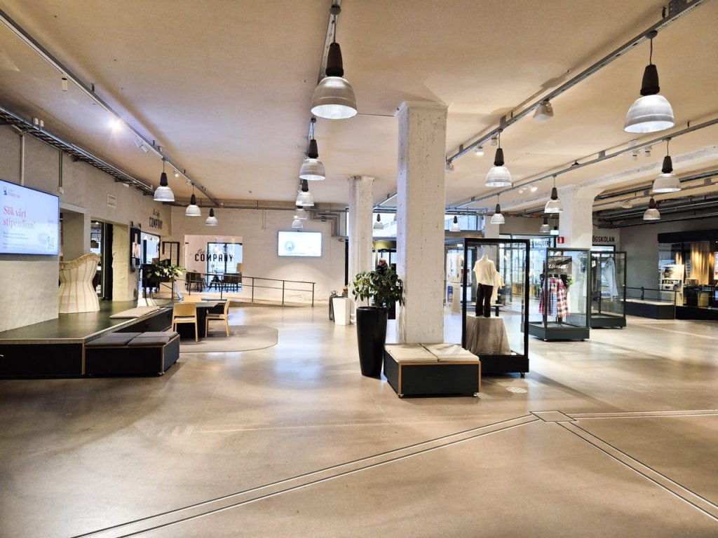Escuela Textil de Suecia con luminarias reacondicionadas con módulos LED AC Lilly80, eficiencia y control inteligente sin alterar el diseño original.