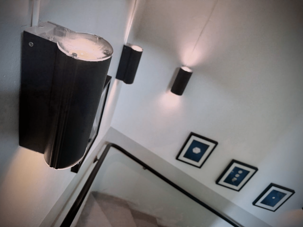 Luminaria reacondicionada con módulo LED AC en escalera, resistente a ciclos de encendido y apagado frecuentes.