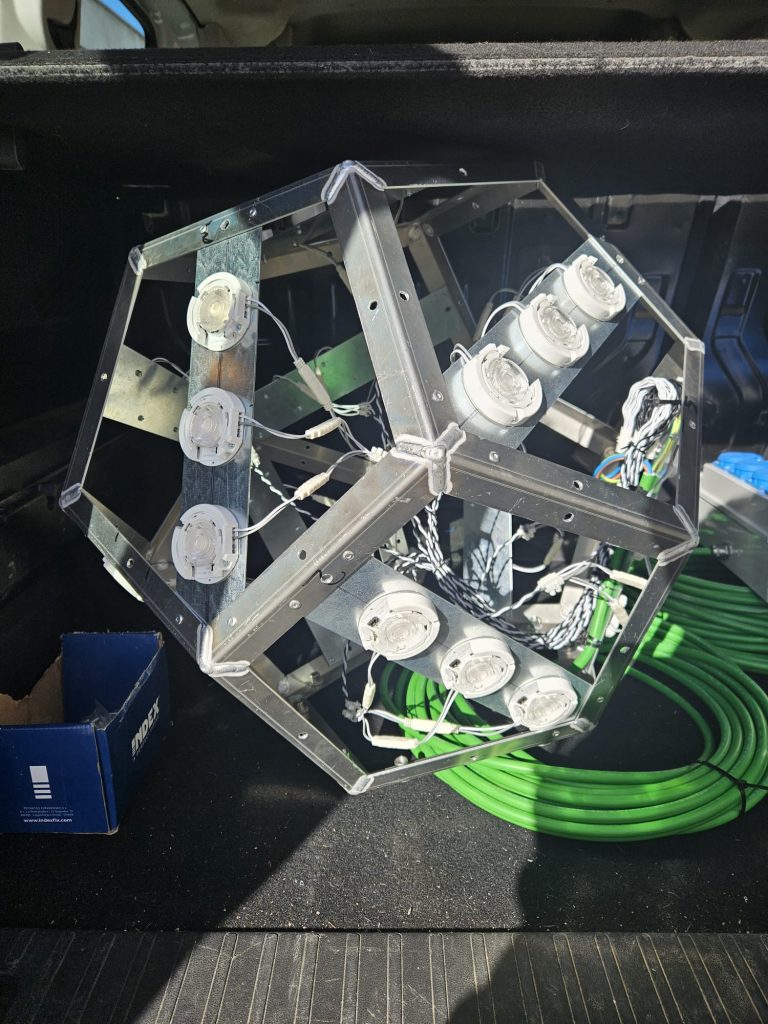 Estructura metálica interna de la estrella de Gaudí con módulos LED Optoga instalados.