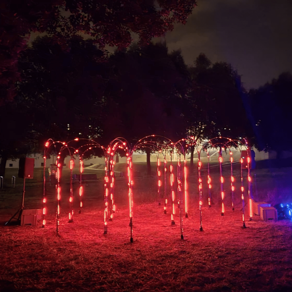 Instalación de luces LED rojas en exterior de Encén Montilivi 2025