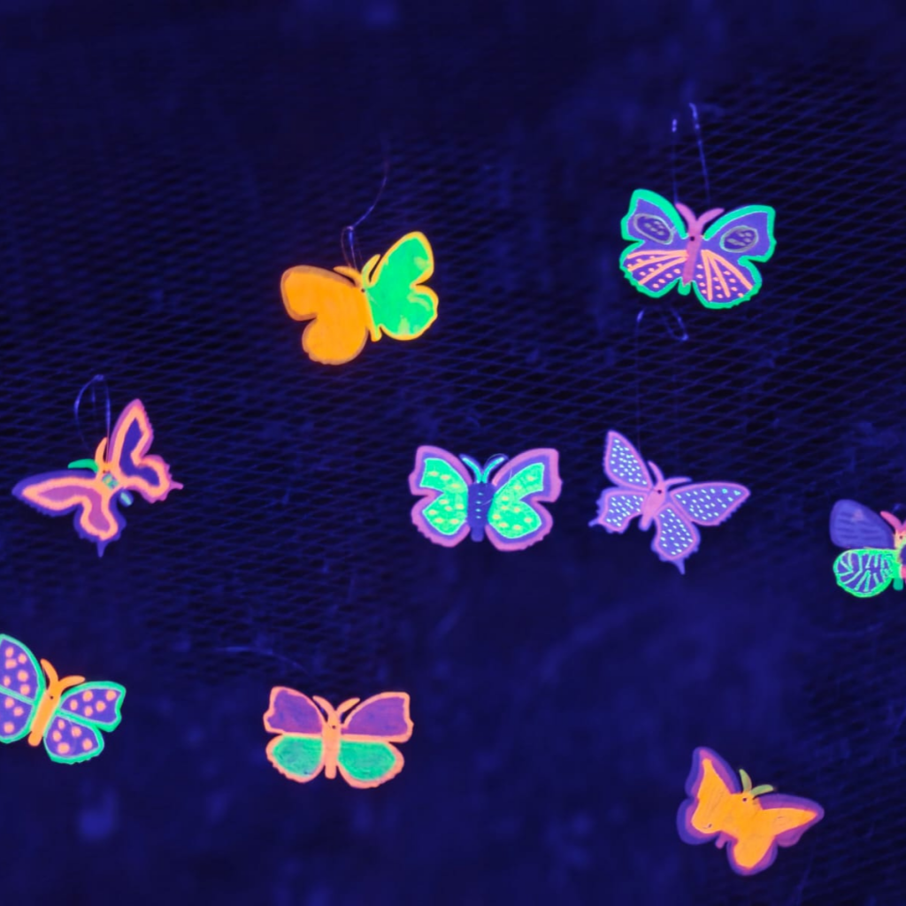 Instalación de mariposas fluorescentes en Encén Montilivi 2025