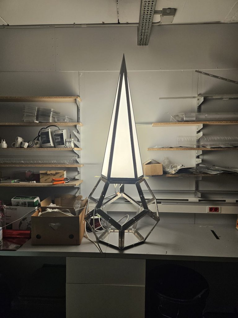 Pieza luminosa de la estrella de Gaudí durante el montaje en el taller.