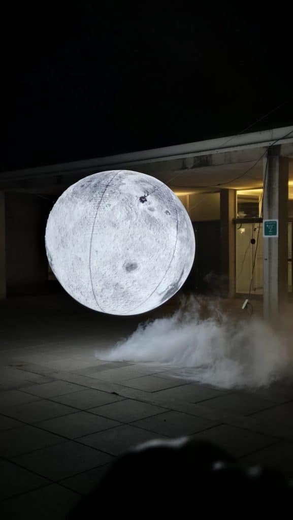 Instalación exterior con una luna iluminada