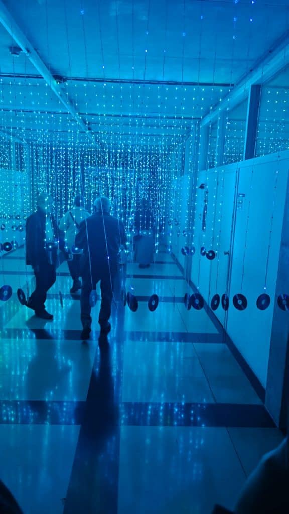 Visitantes recorriendo una instalación de cortinas LED