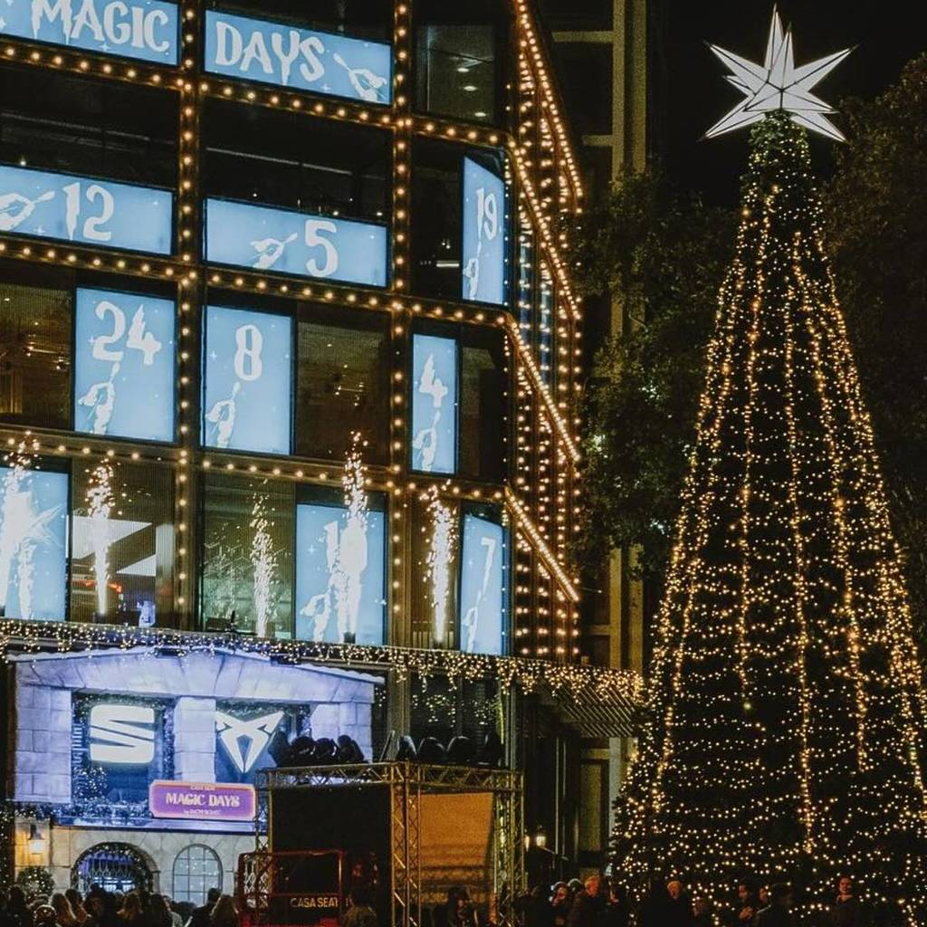 Árbol de Navidad iluminado con estrella de Gaudí frente a CASA SEAT en Passeig de Gràcia